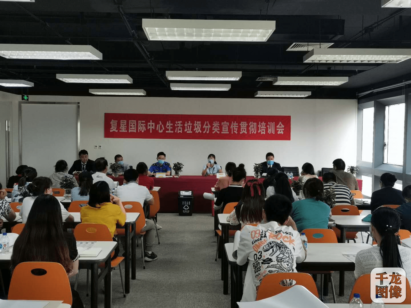 北京呼家楼城管进物业开展垃圾分类普法讲座