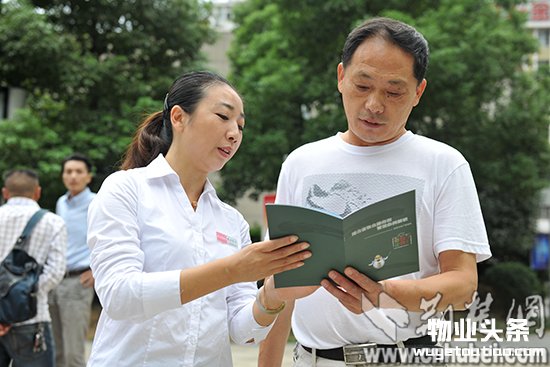 宜昌市御景名宅小区的物业工作人员向居民们宣传新规。记者李传平摄。.jpg