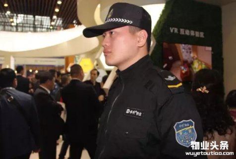 在物业博览会上服务的保利物业人