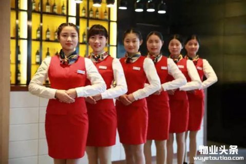 物业美女客服实力演绎 智慧社区微笑服务