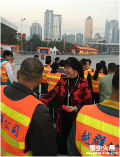 越群物业董事长许卫慰问公司春节期间坚守保洁岗位一线员工