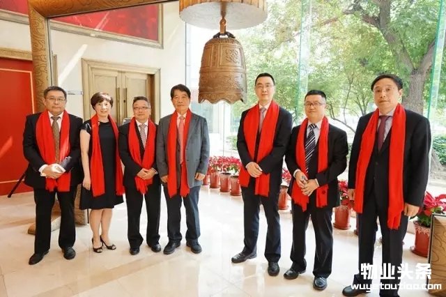 点击打开原图 集团张圣哲董事长和宋鑛满副董事长莅临挂牌仪式