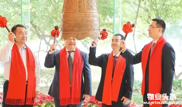点击打开原图 公司董事长周超先生进行敲钟仪式