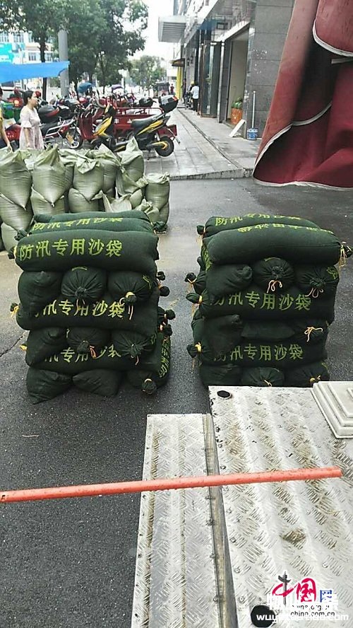 常德百诚达物业公司情系防汛一线送爱心