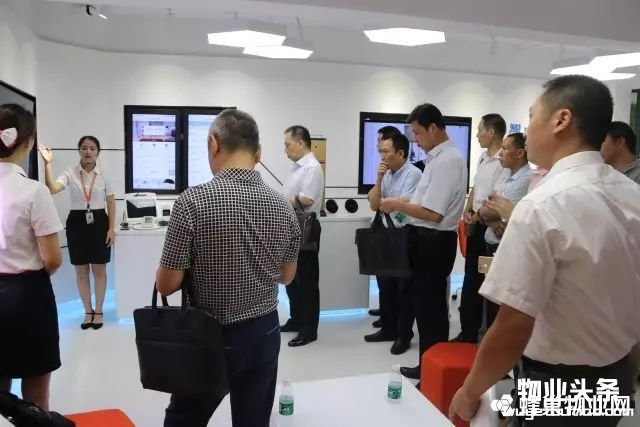 点击打开原图 专委会一行参观金地物业智享生活馆