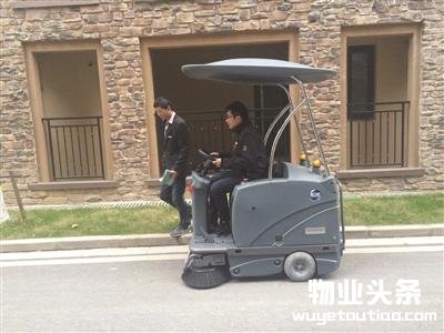小区保洁启用扫地机