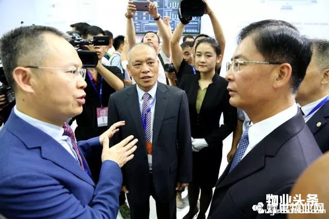点击打开原图 左:胡在新董事长 中:黎家河总经理 右:深圳市市委常委杨洪