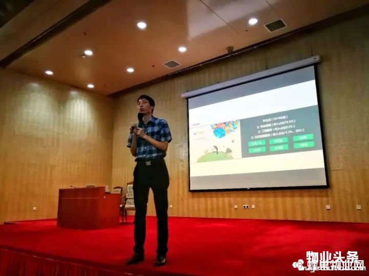 廖小斌老师正在授课