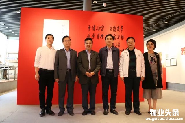 点击打开原图 专家、学者、领导们在严复生平馆合影