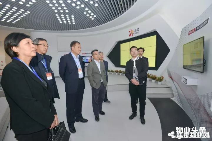 点击打开原图 华数集团董事长王健儿聆听“小邑”产品介绍