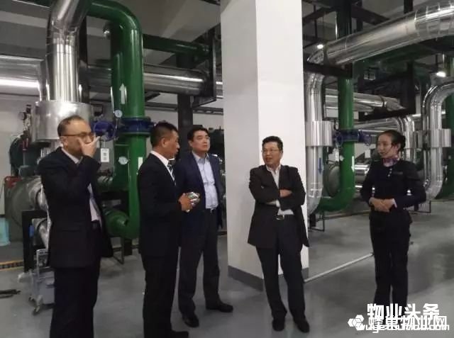 点击打开原图 沈建忠会长(右二)、王鹏副会长兼秘书长(右三)