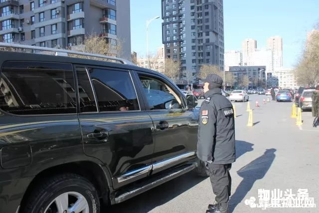 点击打开原图 安保人员停车指引