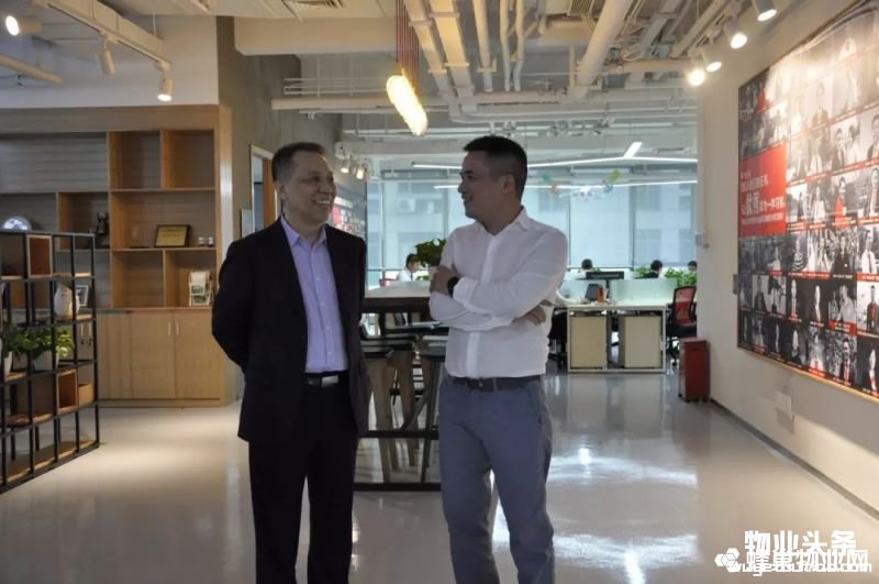 点击打开原图 余绍元向曹阳介绍之平物业企业文化