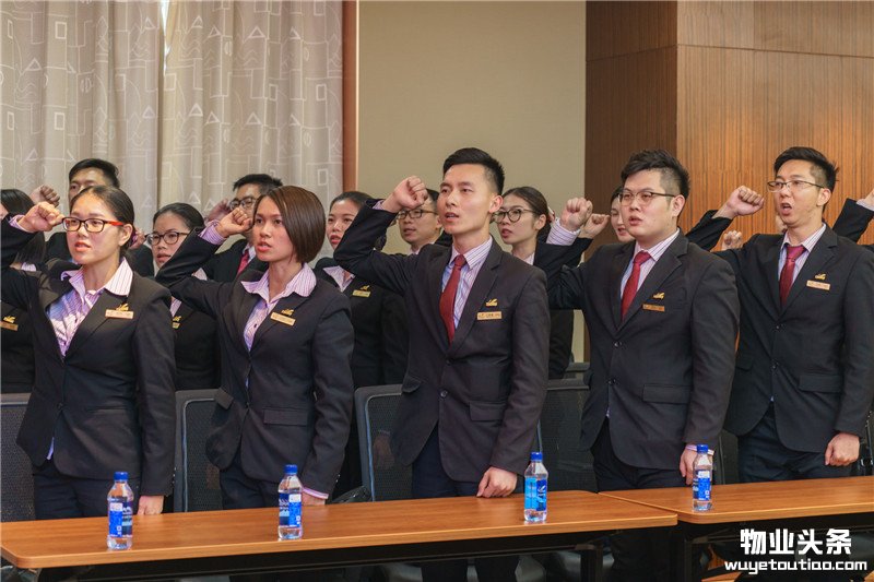 凤凰管家团队进行阳光宣誓.jpg