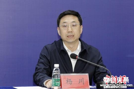 横琴新区管委会主杨川对外宣布横琴实施“物业城市”治理新模式。 陆绍龙 摄