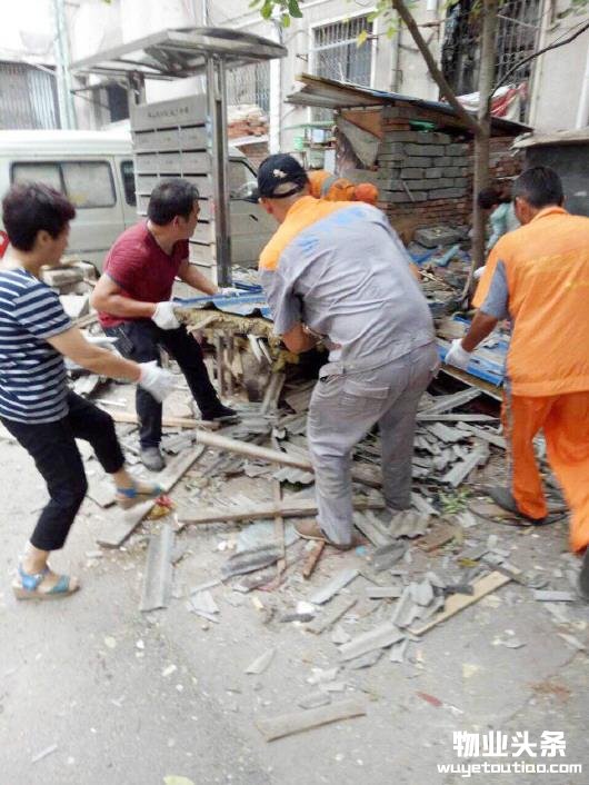 历下区千佛山街道工作人员在进行老旧小区改造 千佛山街道供图