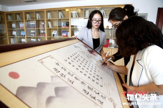 9大物业企业达成共识,协力推进传统文化进社区、家庭。图为签字现场。沙见龙 摄 9大物业企业达成共识,协力推进传统文化进社区、家庭。图为签字现场。沙见龙 摄