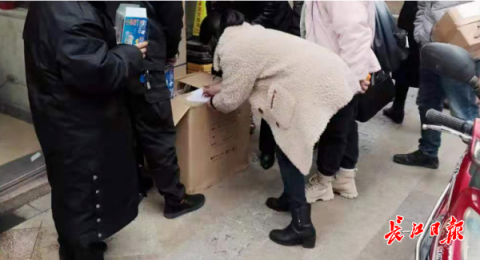 小区业委会联合物业向居民免费发放1万只口罩