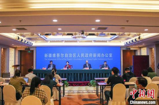 10日，新疆召开“关注群众身边事推进物业管理和服务上水平”新闻发布会。　苟继鹏　摄