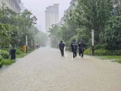 守望相助，共克时艰！暴雨袭城中物业的力量
