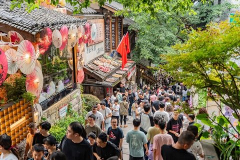 国庆长假旅游热度“冲顶”，机场、景区迎物业保障“大考”