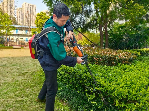 园区绿化工作场景。保利物业重庆公司供图