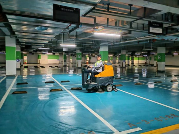 保洁人机操作场景。保利物业重庆公司供图